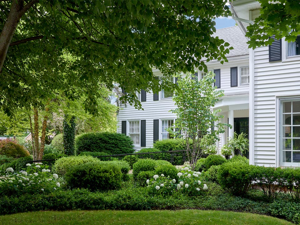 Exterior gardens of the Wickwood Inn